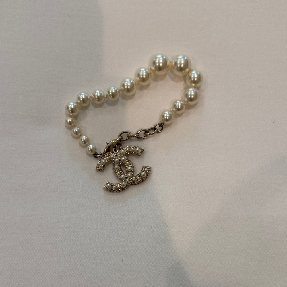 CHANEL Pearl Bracelet with Silver Logo Charm
